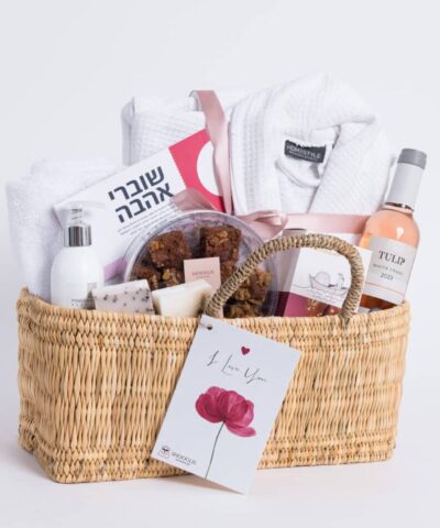 סל ספא מפנק לאישה עם שוברי אהבה במיוחד לבת זוג